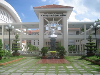 Bài giảng Vật lí Lớp 11 - Bài 1: Điện tích. Định luật Cu-lông - Trường THPT Thoại Ngọc Hầu